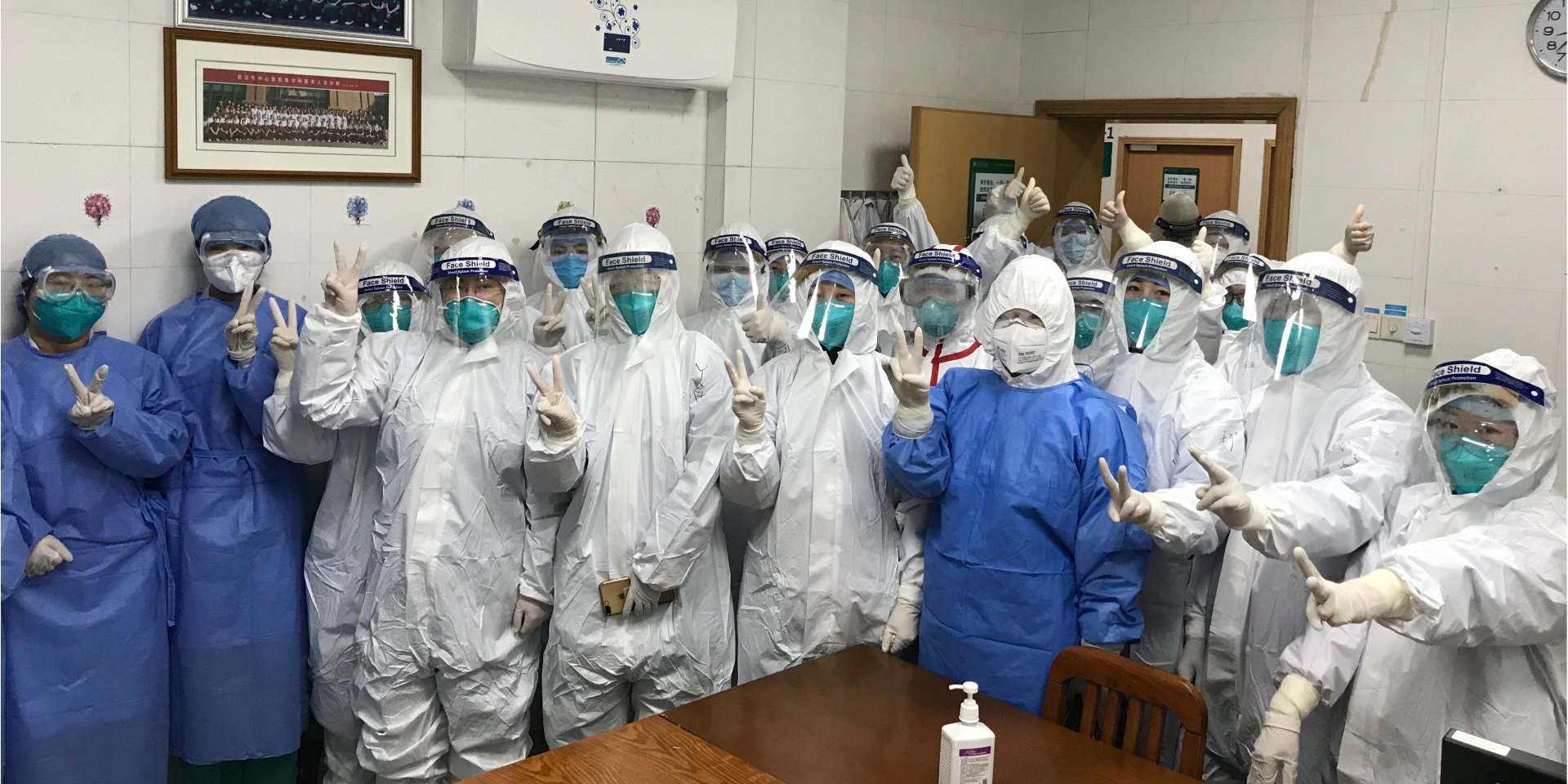 Работники госпиталя в Ухане (Фото: THE CENTRAL HOSPITAL OF WUHAN VIA WEIBO /via REUTERS)