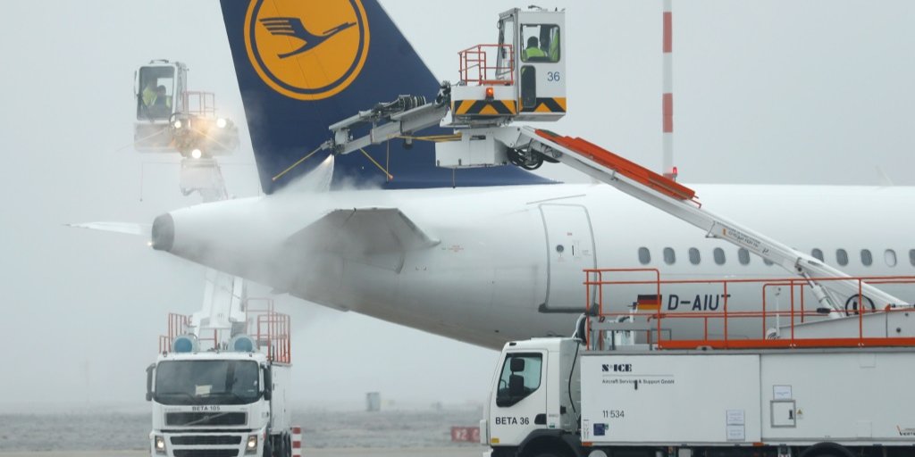 Lufthansa — одна из многих авиакомпаний, которые отменили полеты в Китай (Фото: REUTERS/Ralph Orlowski)