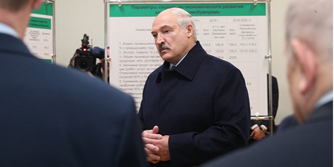 Лукашенко різко висловився про переговори з Росією під час відвідування заводу газетного паперу у Шклові (Фото: president.gov.by)