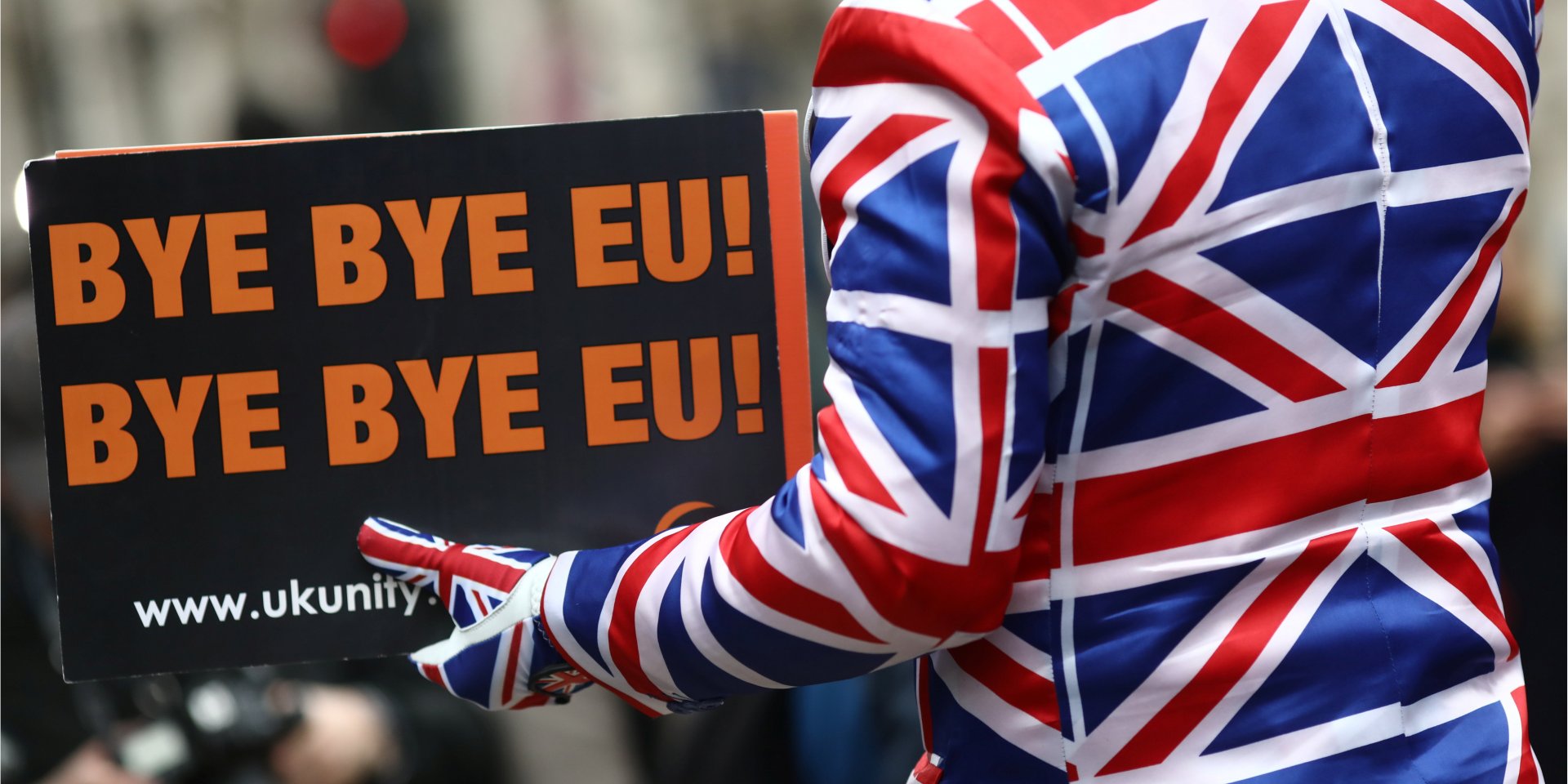 Сторонник Brexit с табличкой «Прощай, ЕС!» (Фото: REUTERS/Simon Dawson)