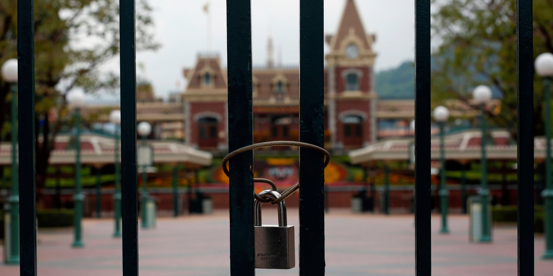 Закрытый Disneyland в Гонконге (Фото: REUTERS/Tyrone Siu)