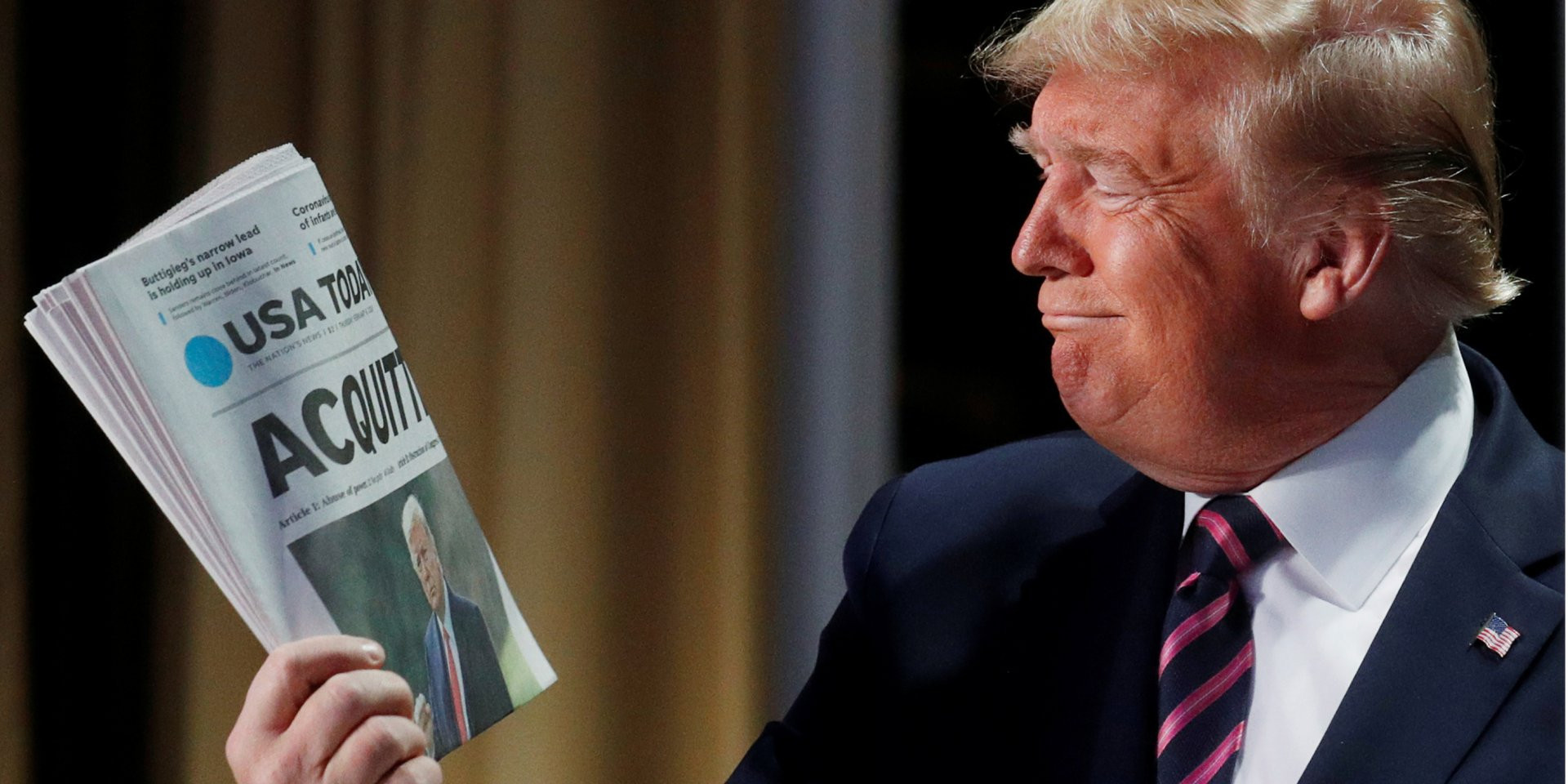 Дональд Трамп тримає першу шпальту газети, у якій йдеться про його виправдання Сенатом (Фото: REUTERS / Leah Millis)