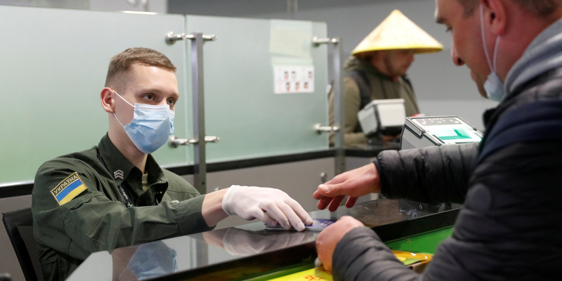 Изолировать людей будут в определенных Министерством здравоохранения учреждениях (Фото: REUTERS/Valentyn Ogirenko)