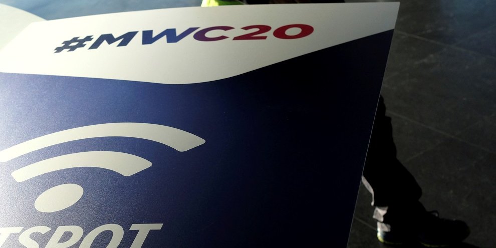 Из-за коронавируса MWC 2020 могут отменить (Фото: REUTERS/Nacho Doce)