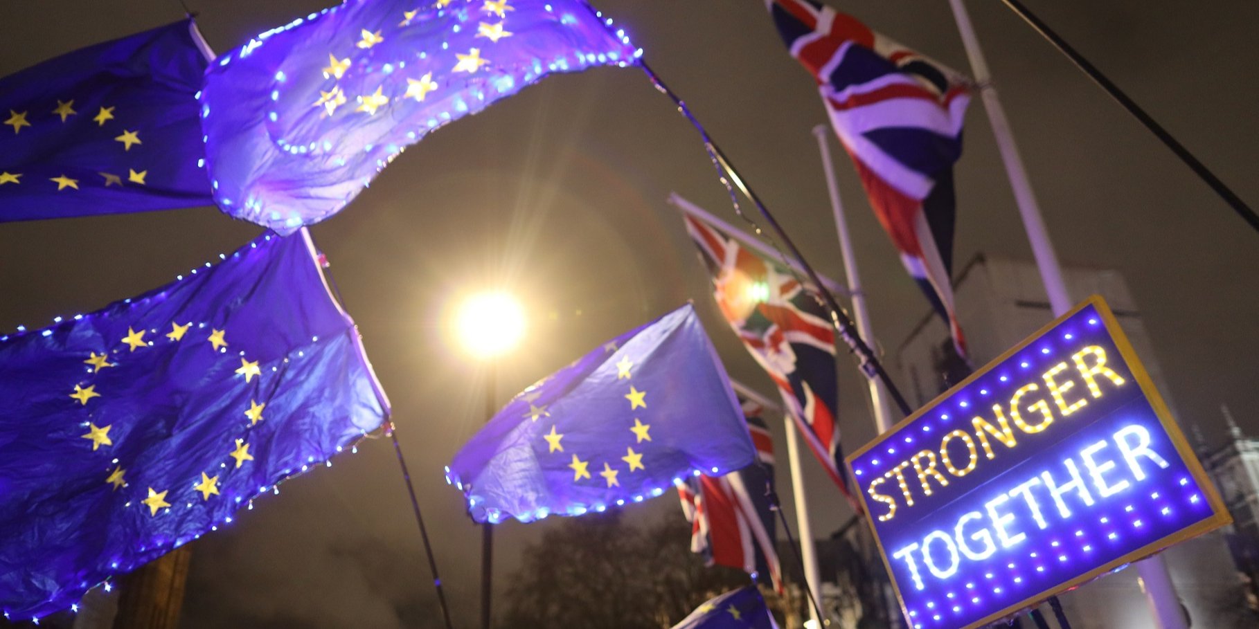 Прапори демонстрантів, які виступали проти Brexit. 30 січня 2020 року (Фото: REUTERS / Antonio Bronic)