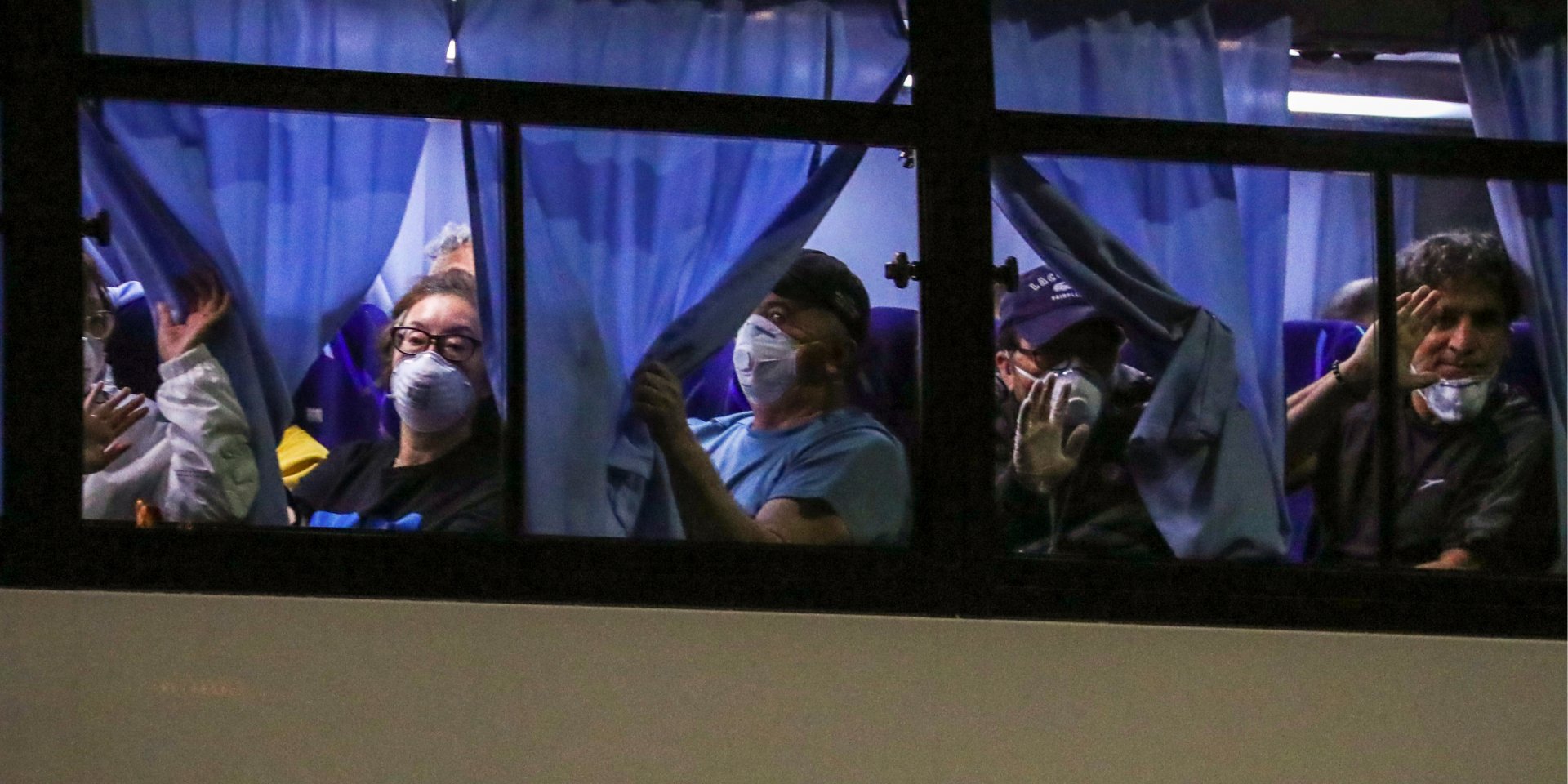 Условие эвакуации — отрицательный результат теста на коронавирус (Фото: REUTERS/Athit Perawongmetha)