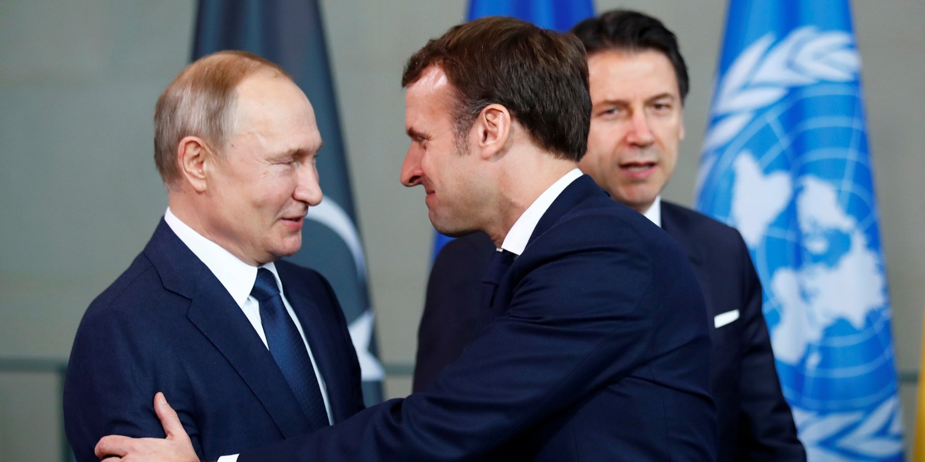 Рукостискання Путіна і Макрона неодноразово потрапляли на знімки фоторепортерів (Фото: REUTERS / Hannibal Hanschke)