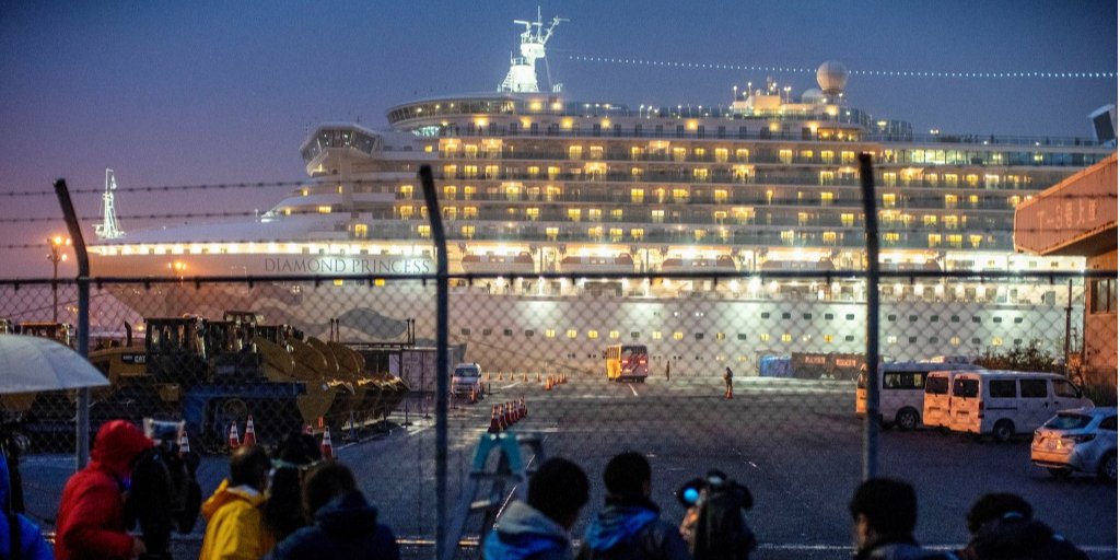 На Diamond Princess находятся 25 украинцев (Фото: REUTERS / Athit Perawongmetha)