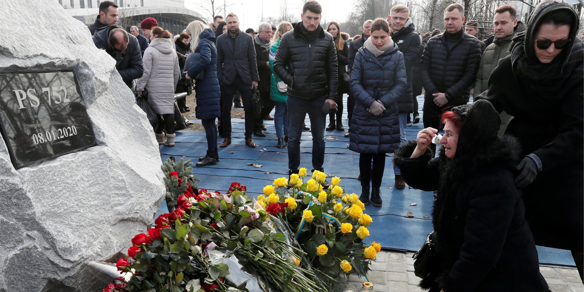 Родственники оплакивают погибшего члена экипажа во время церемонии закладки сквера памяти погибших в катастрофе (Фото: REUTERS / Gleb Garanich)