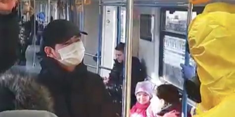 Молодые люди разыграли перед десятками пассажиров «приступ» коронавируса (Фото: Veronika Plekhanova/facebook)