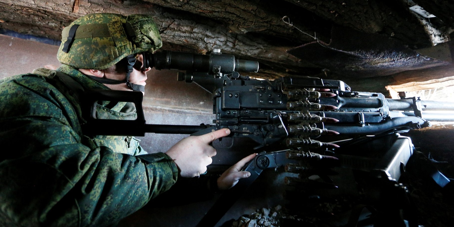 Терорист «ДНР» на позиціях окупантів (Фото: REUTERS / Alexander Ermochenko)