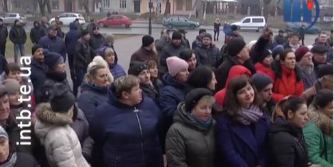 Люди протестуют из-за возможной эвакуации людей в местный санаторий (Фото: Скриншот/Телеканал ІНТБ)