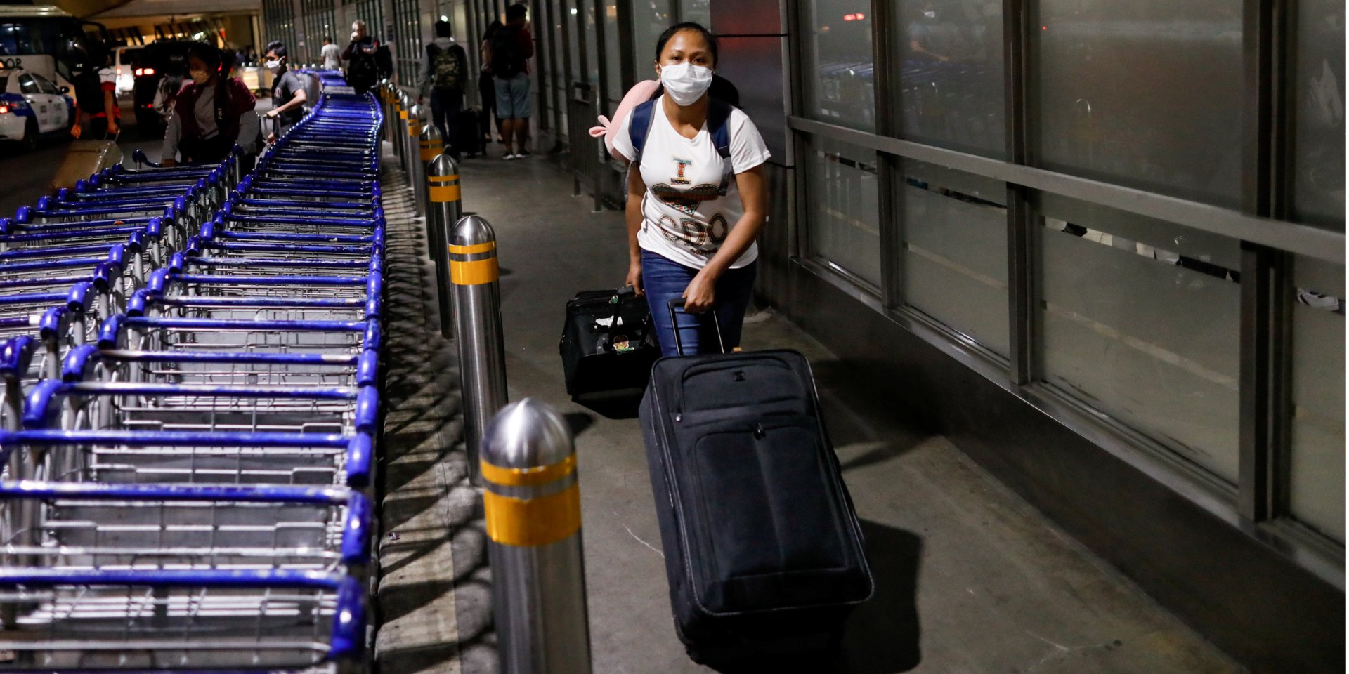 Даже «здоровые» на вид люди могут оказаться носителями вируса (Фото: REUTERS/Eloisa Lopez)