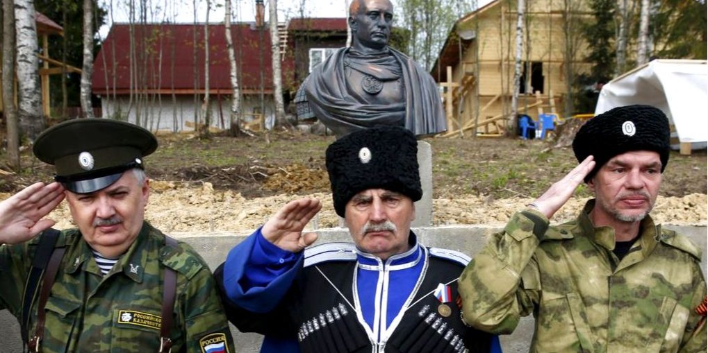 Заподозренных в заражении вирусом казаки сопровождают в поликлинику (Фото: ubr.ua)