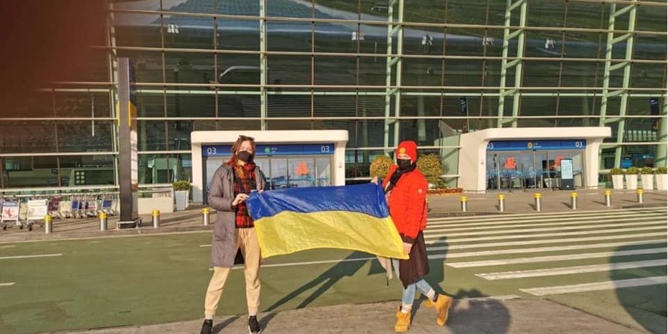 Украинцы и иностранцы прибыли в аэропорт (Фото: Алексей Данилов via Facebook)