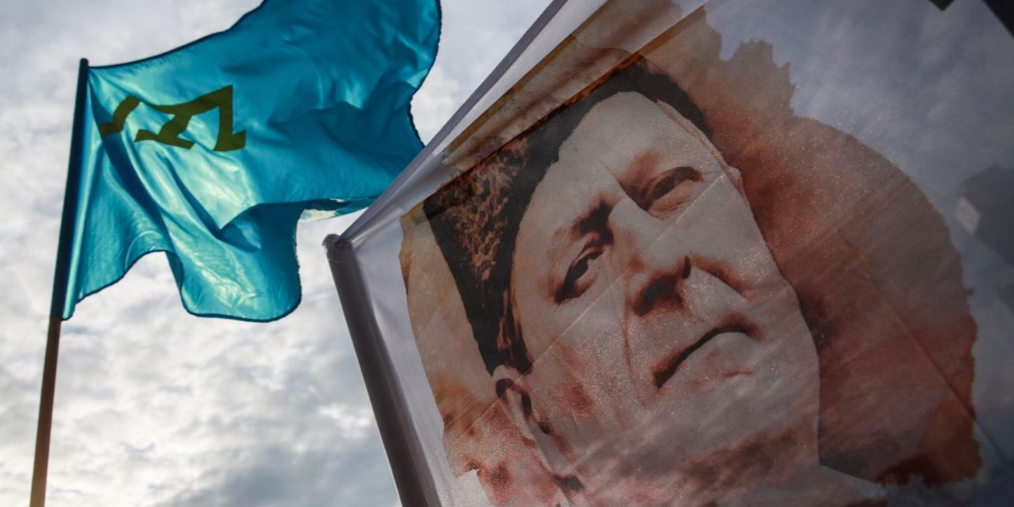 Портрет бывшего узника Кремля, замглавы Меджлиса Ахтема Чийгоза на акции в его поддержку. Архивное фото (Фото: Сергей Нужненко / Радио Свобода (RFE/RL))