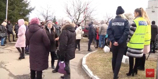 Жители против того, чтоб к ним эвакуировали украинцев из Китая (Фото: Мешканці Винників заблокували автомобілями під'їзд до місцевого госпіталю/Youtube)