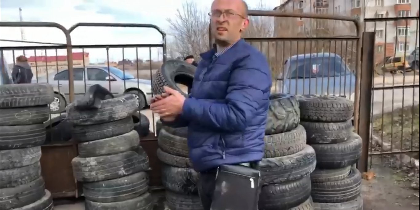 Выезд из госпиталя в Винниках перекрыли шинами (Фото: Наталка Волосацька via Facebook)