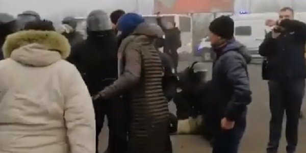 В Новые Санжары стянули правоохранителей (Фото: Скриншот с видео Влад Красинский/Facebook)