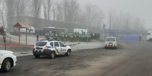 В Новых Санжарах протестуют против размещения эвакуированных из Китая украинцев (Фото: 0532.ua)