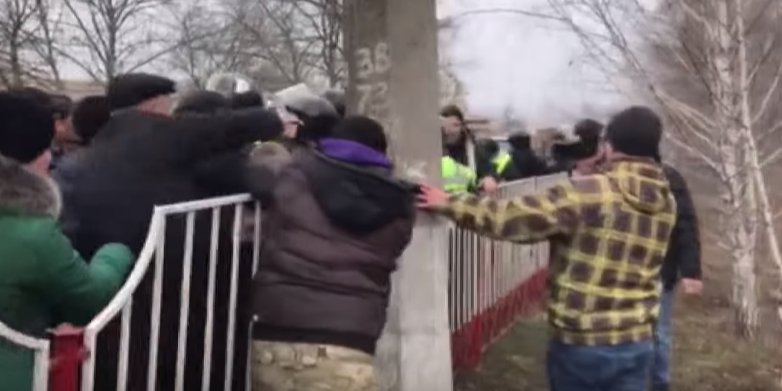 Протестующие в Новых Санжарах (Фото: Скриншот видео 24 Канала via YouTube)