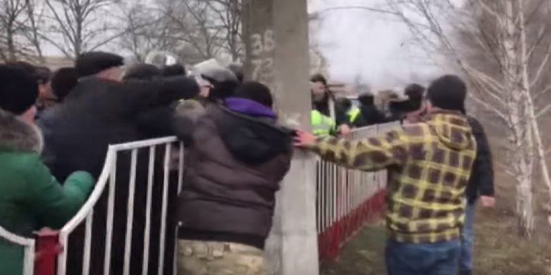 Протестуючі в Нових Санжарах (Фото: Скріншот відео 24 Каналу via YouTube)