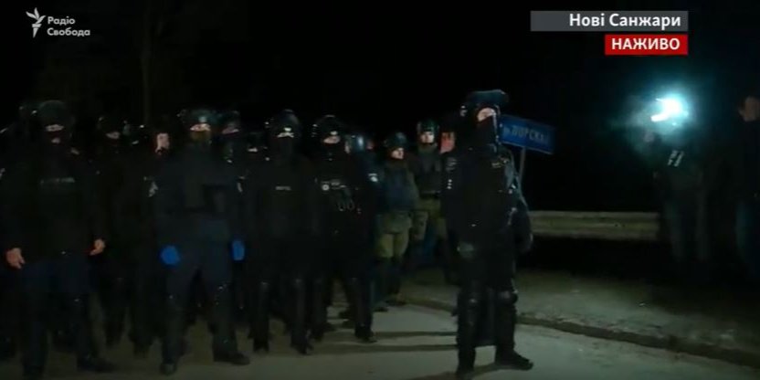 Правоохранители пытаются создать коридор (Фото: кадр видео Радио Свобода)