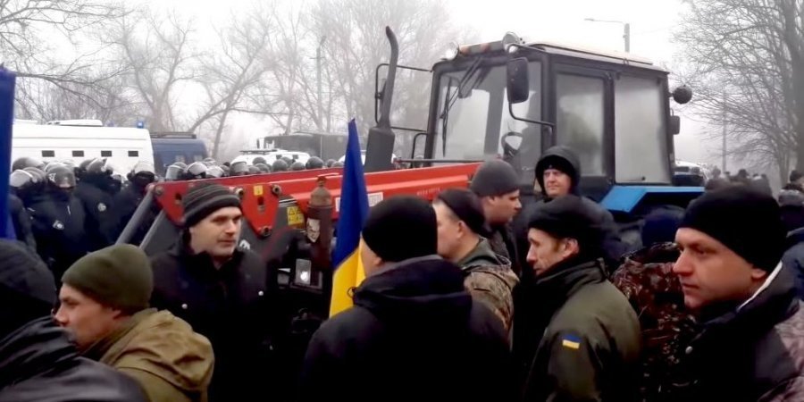 В Новых Санжарах произошли столкновения местных жителей с полицией (Фото: Скриншот с видео Канал 24)