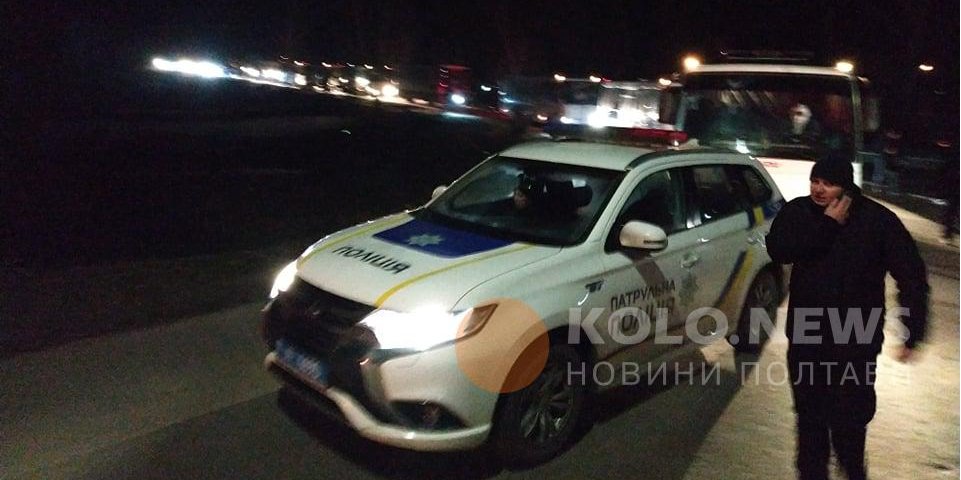 Автобуси зустріли протестами (Фото: kolo. news)