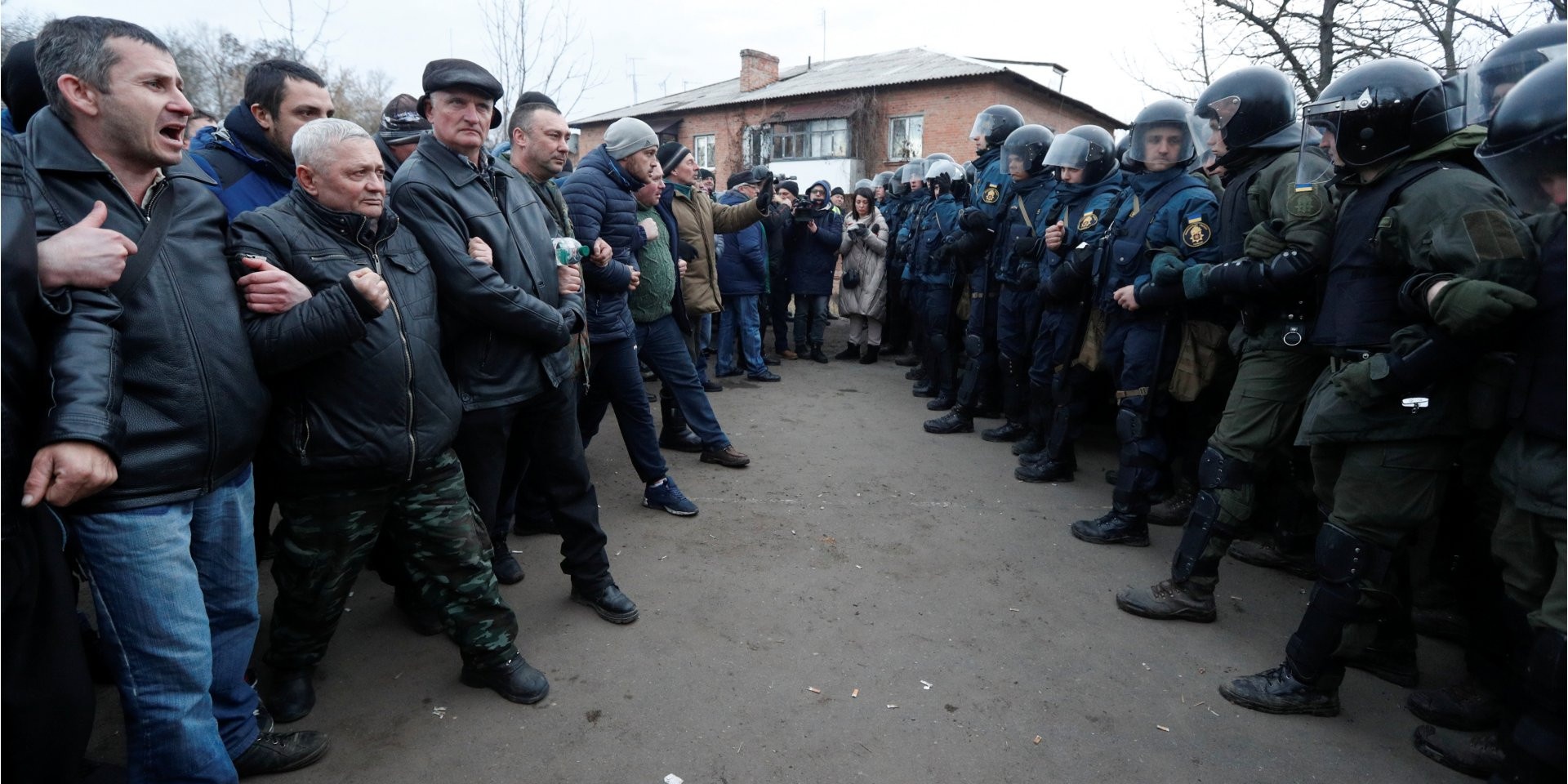 Противостояние местных жителей и силовиков в Новых Санжарах (Фото: REUTERS/Valentyn Ogirenko)