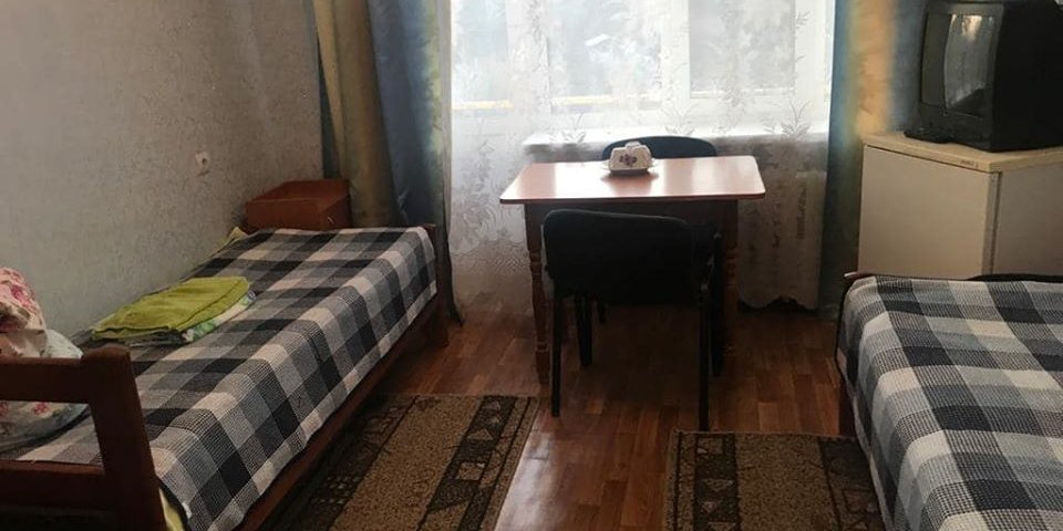 Людей поселили в комнатах по два человека (Фото: Антон Геращенко/Facebook)