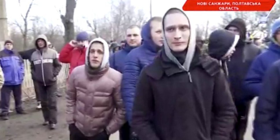 Сколько именно приезжих участвовало в беспорядках в Новых Санжарах, в полиции не знают (Фото: Скриншот с видео ТСН)