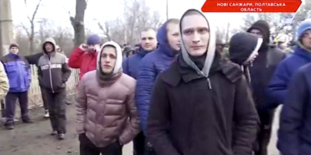 Скільки саме приїжджих брало участь у заворушеннях у Нових Санжарах, у поліції не знають (Фото: Скріншот з відео ТСН)