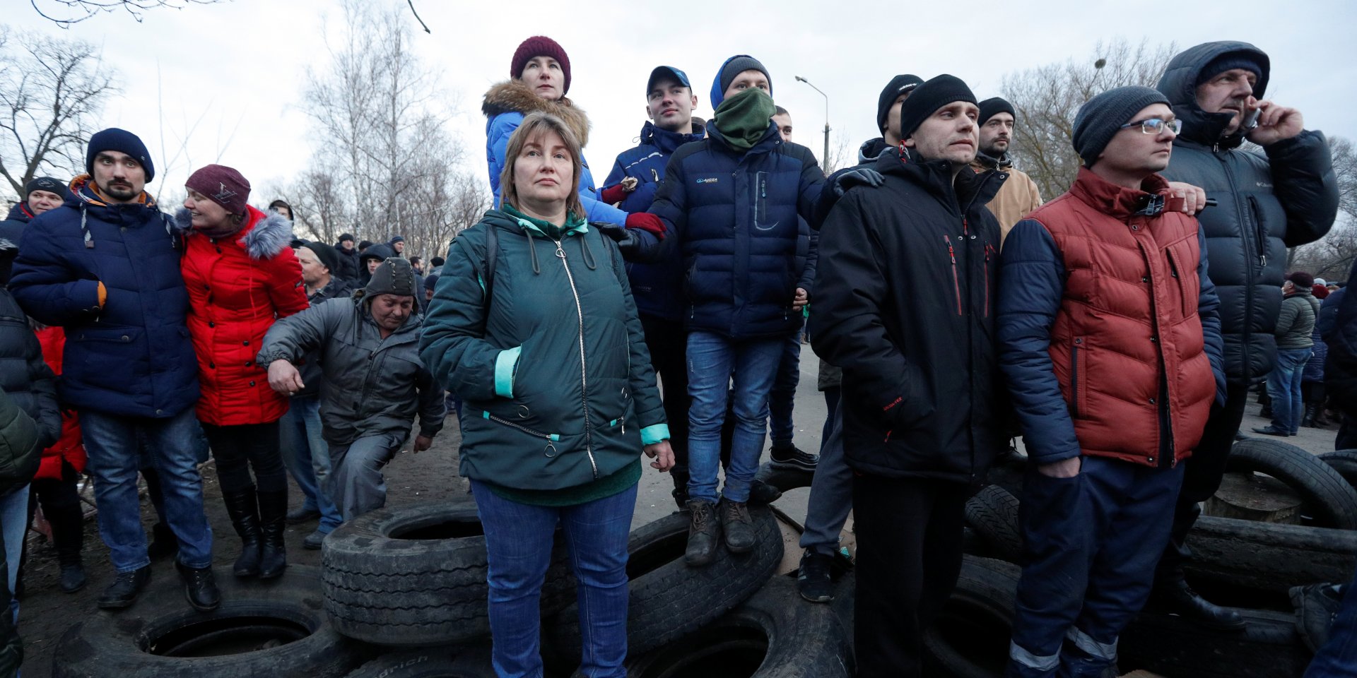 Протестующие блокируют дорогу в Новых Санжарах, чтобы не пропустить эвакуированных из Китая в санаторий (Фото: REUTERS / Valentyn Ogirenko)