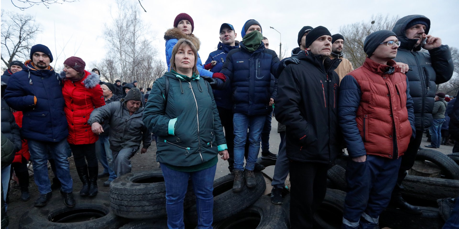 Протестувальники блокують дорогу у Нових Санжарах, щоб не пропустити евакуйованих з Китаю в санаторій (Фото: REUTERS / Valentyn Ogirenko)