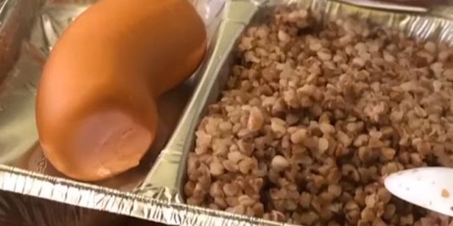 Питаются эвакуированные граждане прямо в своих номерах (Фото: Скриншот с видео Информатора)