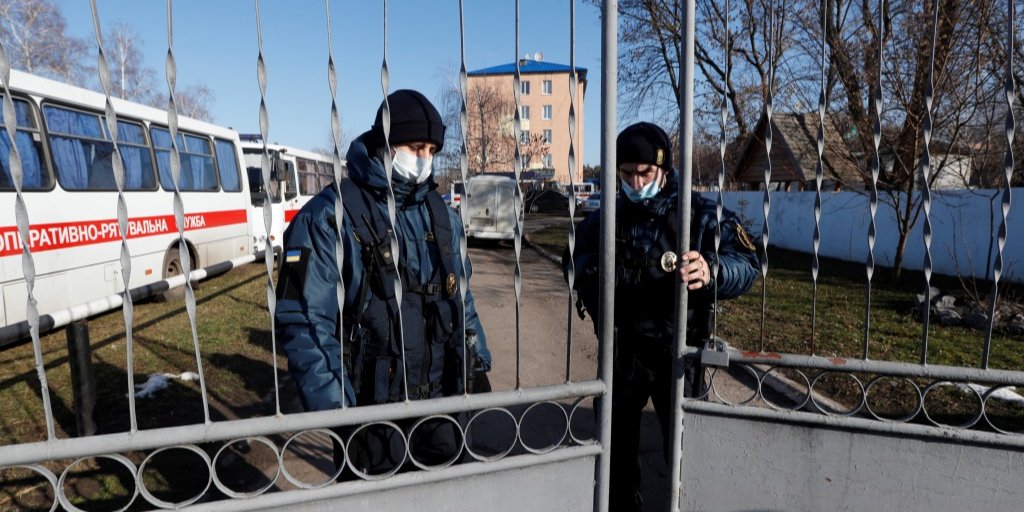 Украинцев будут проверять на коронавирус каждые три дня (Фото: REUTERS / Valentyn Ogirenko)