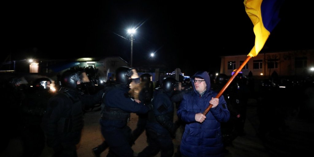 На данный момент ситуация в Новых Санжарах вполне контролируемая (Фото: REUTERS / Valentyn Ogirenko)