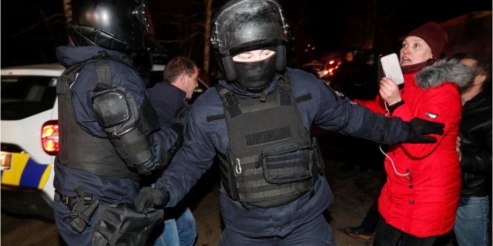 Во время беспорядков пострадали девять полицейских (Фото: REUTERS / Valentyn Ogirenko)