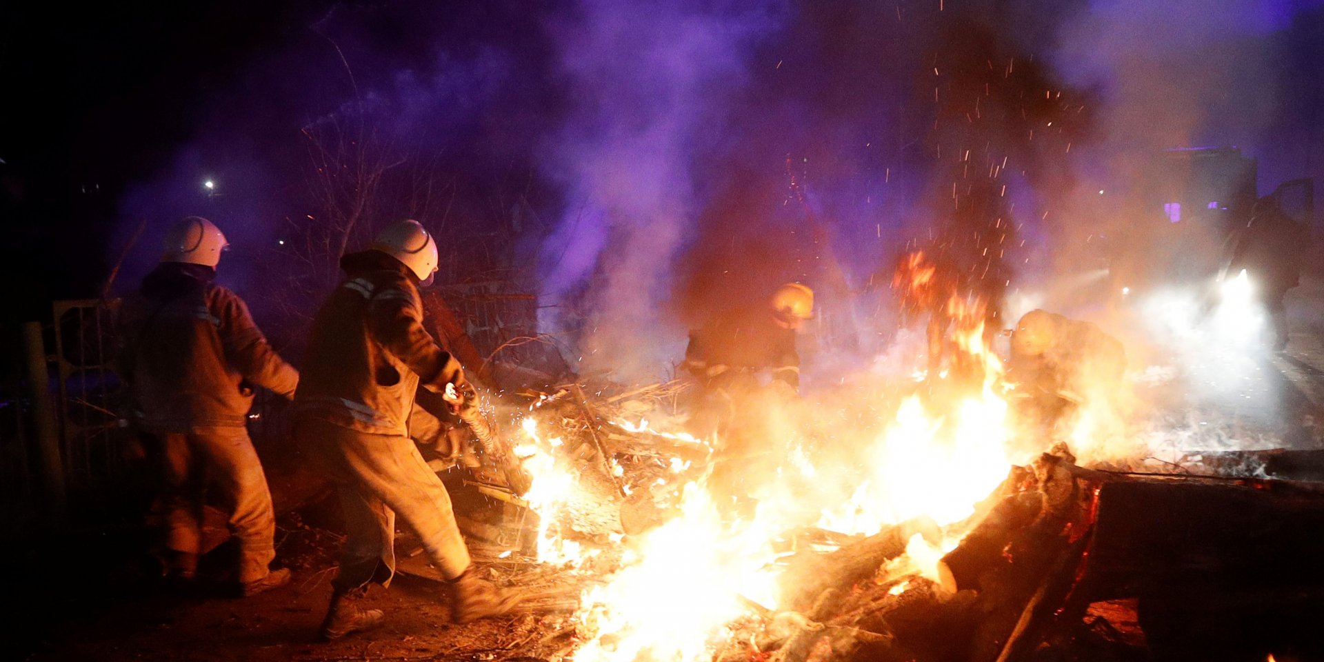 Мужчина извинился за оскорбление силовиков (Фото: REUTERS/Valentyn Ogirenko)