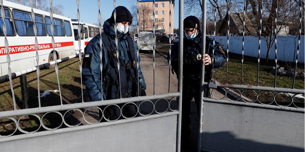 Украинцам могут передавать только средства гигиены и антисептические средства (Фото: Valentyn Ogirenko/Reuters)