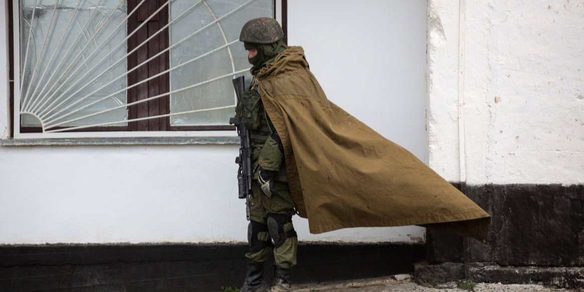 Російський солдат біля військової бази в кримському селі Перевальне, 20 березня 2014 року (Фото: REUTERS / Baz Ratner / File Photo)