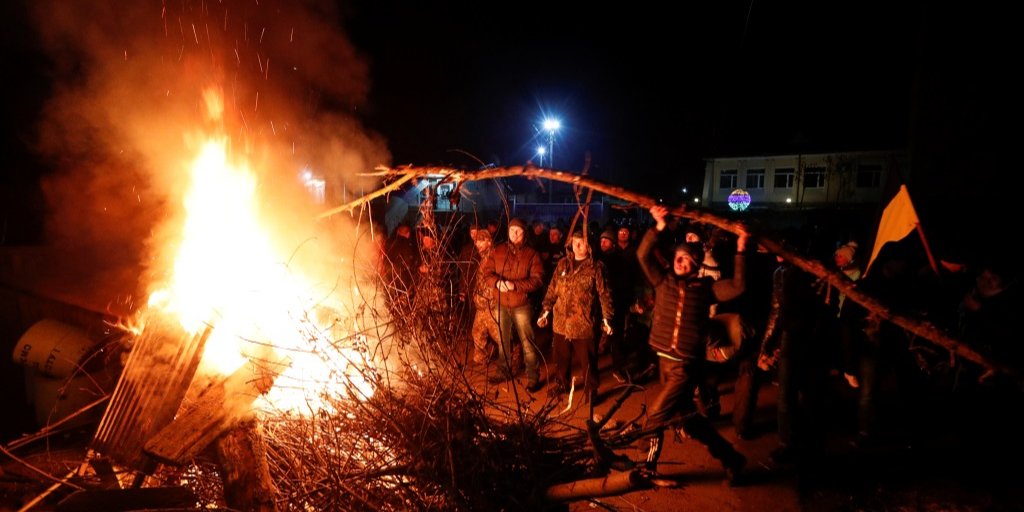 Протестующие подожгли костер из-за размещения эвакуированных в Новых Санжарах (Фото: REUTERS / Valentyn Ogirenko)