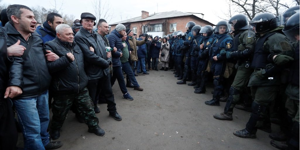 Эвакуация граждан из Уханя вызвала волну протестов в Украине (Фото: REUTERS / Valentyn Ogirenko)