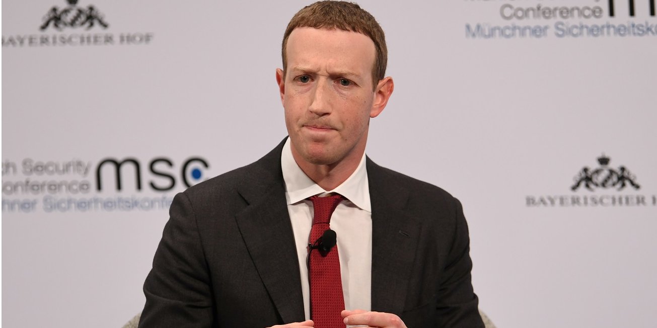 Facebook меняет правила рекламы из-за эпидемии (Фото: REUTERS/Andreas Gebert)
