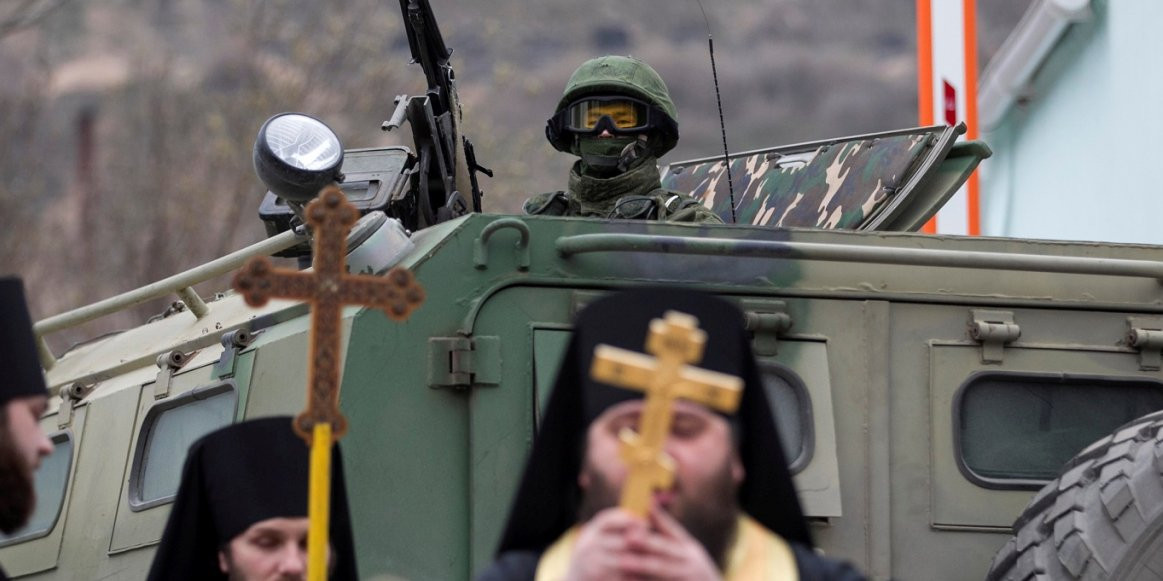 Російський солдат без розпізнавальних знаків на формі біля кримського міста Балаклава, 1 березня 2014 року (Фото: REUTERS / Baz Ratner / File Photo)