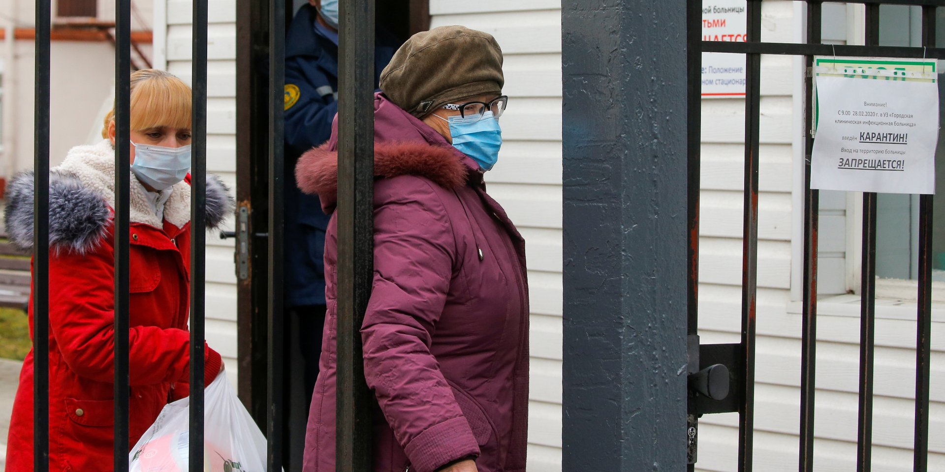 Люди защищаются от коронавируса (иллюстративное фото) (Фото: REUTERS/Vasily Fedosenko)