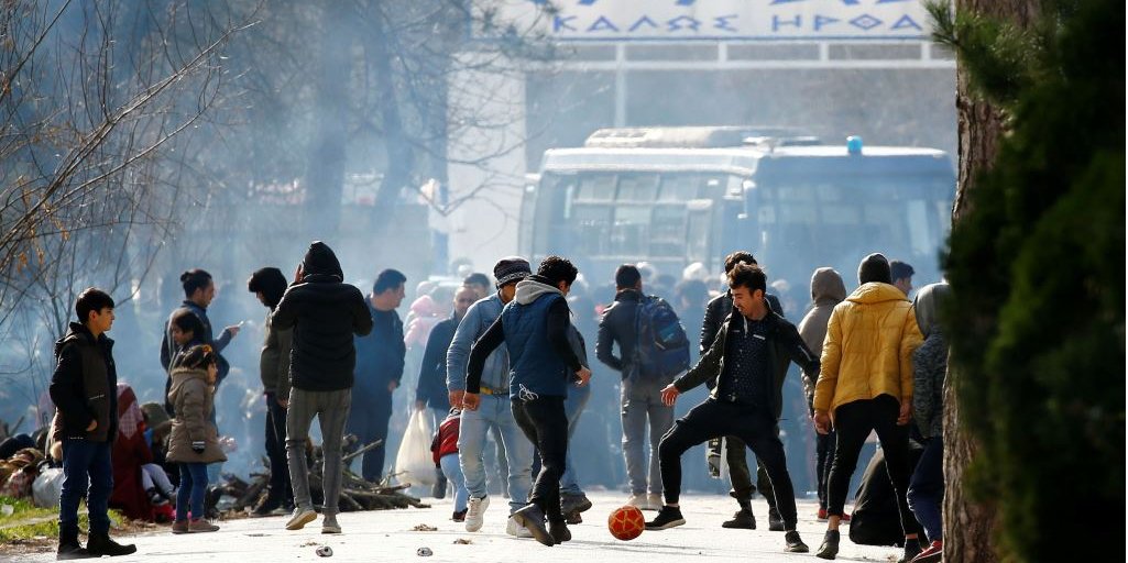 Мигранты собрались у&nbsp;границы Греции (Фото: REUTERS/Huseyin Aldemir)