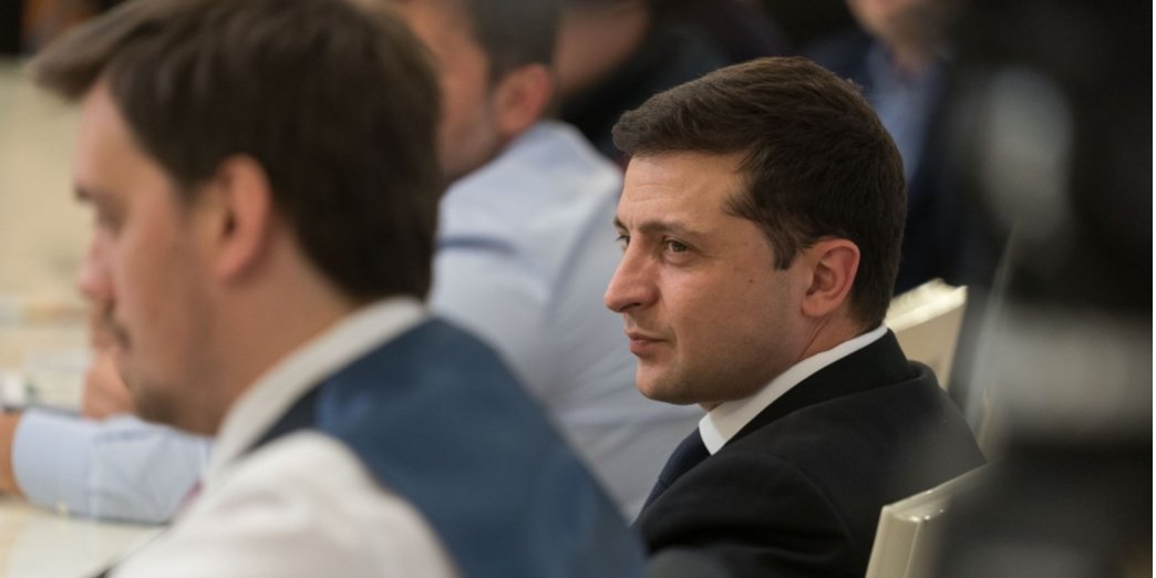 У найближчі години Зеленський повинен вирішити, що робити з Кабміном Олексія Гончарука (Фото: president.gov.ua)