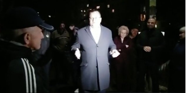 Під будинок інфікованого прибув мер Чернівців (Фото: Скріншот/ІА АСС)